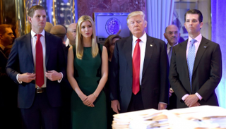 ترامب ونجلاه دونالد جونيور وإريك وابنته إيفانكا