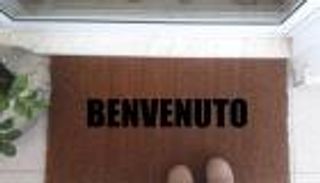 إيطالية تطعن جارها بسكّين والسّبب ممسحة أحذية   