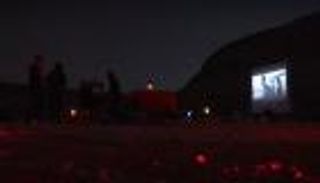 بالصور.. سينما في صحراء مصر تعرض أفلاما على ضوء القمر