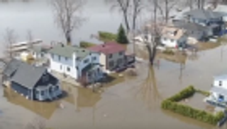 بالصور.. الفيضانات تغمر شوارع كندا.. وإجلاء 10 آلاف 