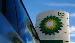 أرباح بي.بي تهوي لكن تفوق التوقعات قليلا