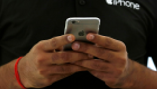 أبل تسعى لتهدئة مخاوف المستثمرين بعد هبوط مبيعات "آيفون"