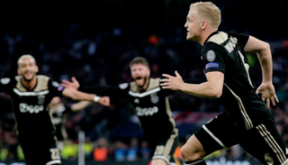 فرحة لاعبي أياكس 