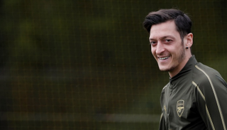 مسعود أوزيل- لاعب أرسنال