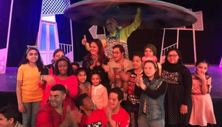 مشهد من العرض المسرحي 