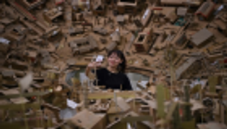 بالصور.. مدينة من الكرتون في معرض بالفلبين لإثارة نقاش حول الهجرة