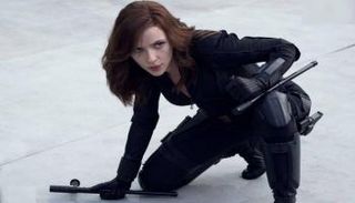 سكارليت جوهانسون في أحد مشاهد فيلم "أفنجرز"