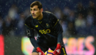 برشلونة يقدم الدعم لكاسياس بعد إصابته بأزمة قلبية