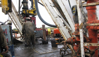 عمال يحفرون بئر نفط غرب تكساس - رويترز