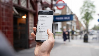 تطبيق أوبر يضم المواصلات العامة لخدماته في لندن