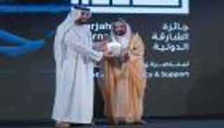 حاكم الشارقة يسلّم حسين الجسمي درع "سفير القلب الكبير"