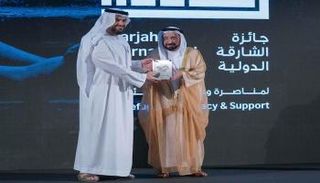 حاكم الشارقة خلال تسليم الدرع للفنان حسين الجسمي.