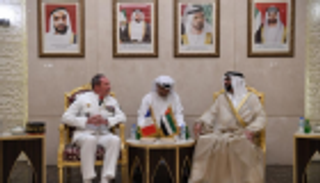 محمد بن زايد يمنح قائد القوات الفرنسية وسام الإمارات العسكري