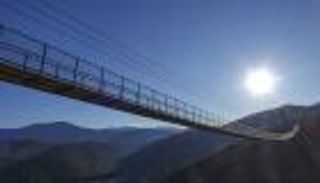 افتتاح أطول جسر معلق في أمريكا.. طوله 680 قدما فوق الجبال