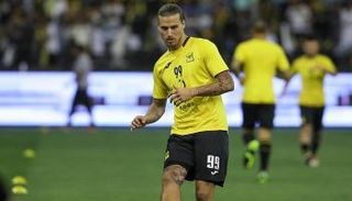 بيرجوفيتش أثناء الإحماء قبل المباراة