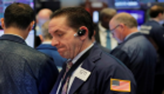 الأرباح المتفاوتة تقود وول ستريت لانخفاض طفيف عند الفتح