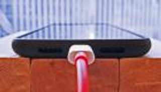 نشحن هواتفنا الذكية بطريقة خاطئة.. كيف ذلك؟