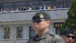 عودة السياحة إلى قرية الهدنة على الحدود بين الكوريتين