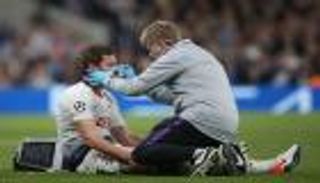 فيديوجراف.. مدافع توتنهام يدفع الفيفا إلى الاستعانة بقوانين كرة اليد