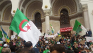 مئات المتظاهرين يحتشدون وسط العاصمة الجزائرية في الجمعة الـ11