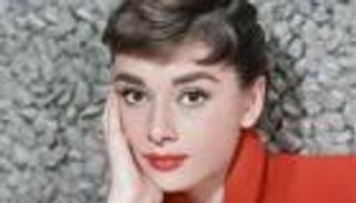 دراجة نارية وتصميمات أزياء وصور نادرة بمعرض مقتنيات أودري هيبورن