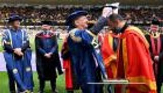 مدرب ولفرهامبتون يحصل على الدكتوراه الفخرية من جامعة المدينة