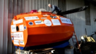 بعد 127 يوما.. مُسن ينهي رحلته لعبور الأطلسي في برميل