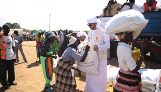 مساعدات إماراتية لأسر ضحايا إعصار 