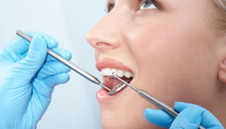 تنظيف الأسنان مرتين يومياً يجنّبها التسوّس.