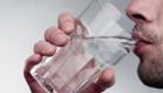 فوائد شرب الماء بين الإفطار والسحور في رمضان