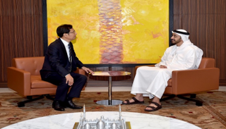 الشيخ عبدالله بن زايد آل نهيان خلال استقباله سفير كوريا الجنوبية