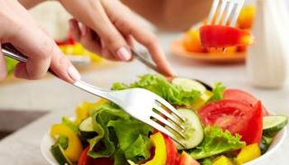 تناول الطعام ببطء يسهل حركة الأمعاء ويجنبك الشعور بالألم