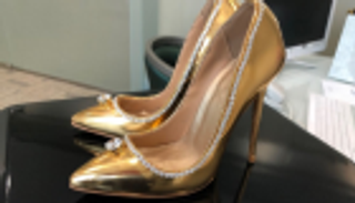 حذاء بـ17 مليون دولار يشعل صراعا بين عائلات ملكية ونجوم سينما