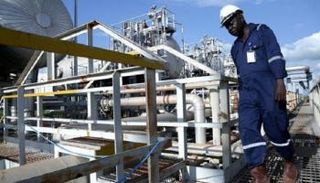 عامل في حقل نفط في جنوب السودان - رويترز