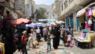 سوق شعبي مزدحم بالمتسوقين 