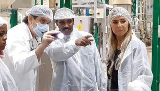 جولة السفير الإثيوبي داخل الشركة الإماراتية