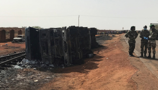 شاحنة الوقود بعد انفجارها.