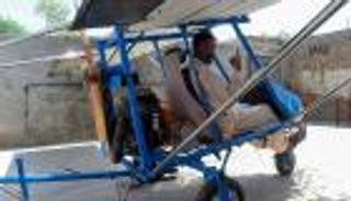 بالصور.. بائع "فشار" باكستاني يحقّق حلمه بصنع طائرة بدائية