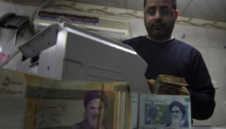 الريال الإيراني يواصل تراجعه أمام الدولار الأمريكي - أرشيفية