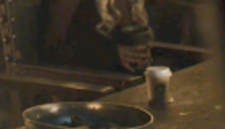 كوب قهوة في "لعبة العروش".. و"ستاربكس" وشركة الإنتاج تسخران من الخطأ