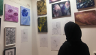 الإماراتية حليمة الكعبي.. رسامة موهوبة تسعى للوصول إلى العالمية