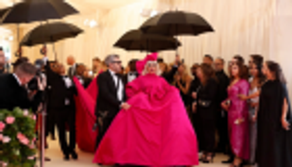 بالصور.. ليدي جاجا تتألق في حفل ميت جالا للأزياء