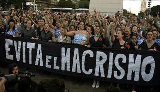 مسيرة نسائية تحيي الذكرى المئوية لمولد "إيفيتا" في الأرجنتين