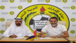 كلباء يجدد عقد المدرب فيفياني وحارسه جمال عبدالله