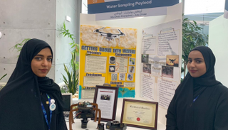 الطالبتان أسماء العامري وشما الزعابي 