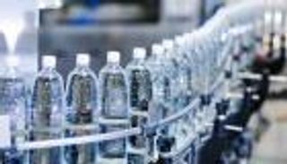 رواج المياه المعبأة في رمضان.. تونس تخفض الأسعار ومصر تزيد الاستهلاك