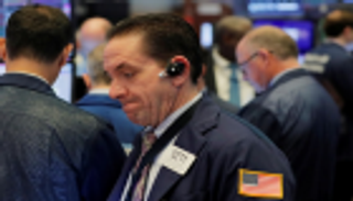 وول ستريت تفتح منخفضة بفعل المخاوف التجارية