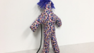 بالفيديو.. 4 روبوتات لامتصاص الغضب بتلقي الضرب والطعن