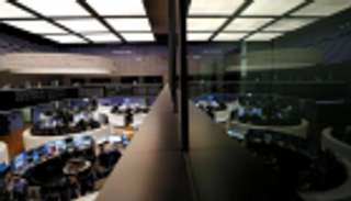 أسهم أوروبا تغلق متراجعة بعد خفض توقعات نمو منطقة اليورو