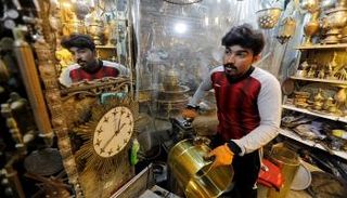 أحد الباعة المتبقّين في سوق "الصفارين" ببغداد.